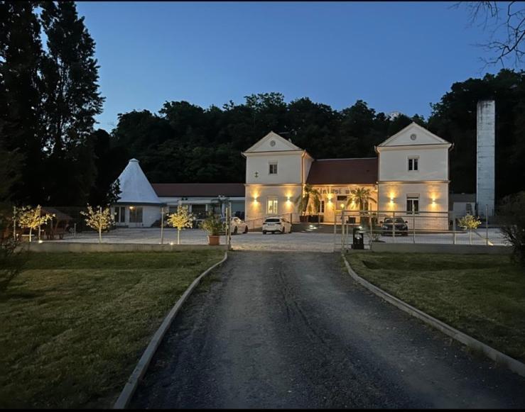 Kinizsi Udvar Apartmanhaz Balatonboglár Exterior photo