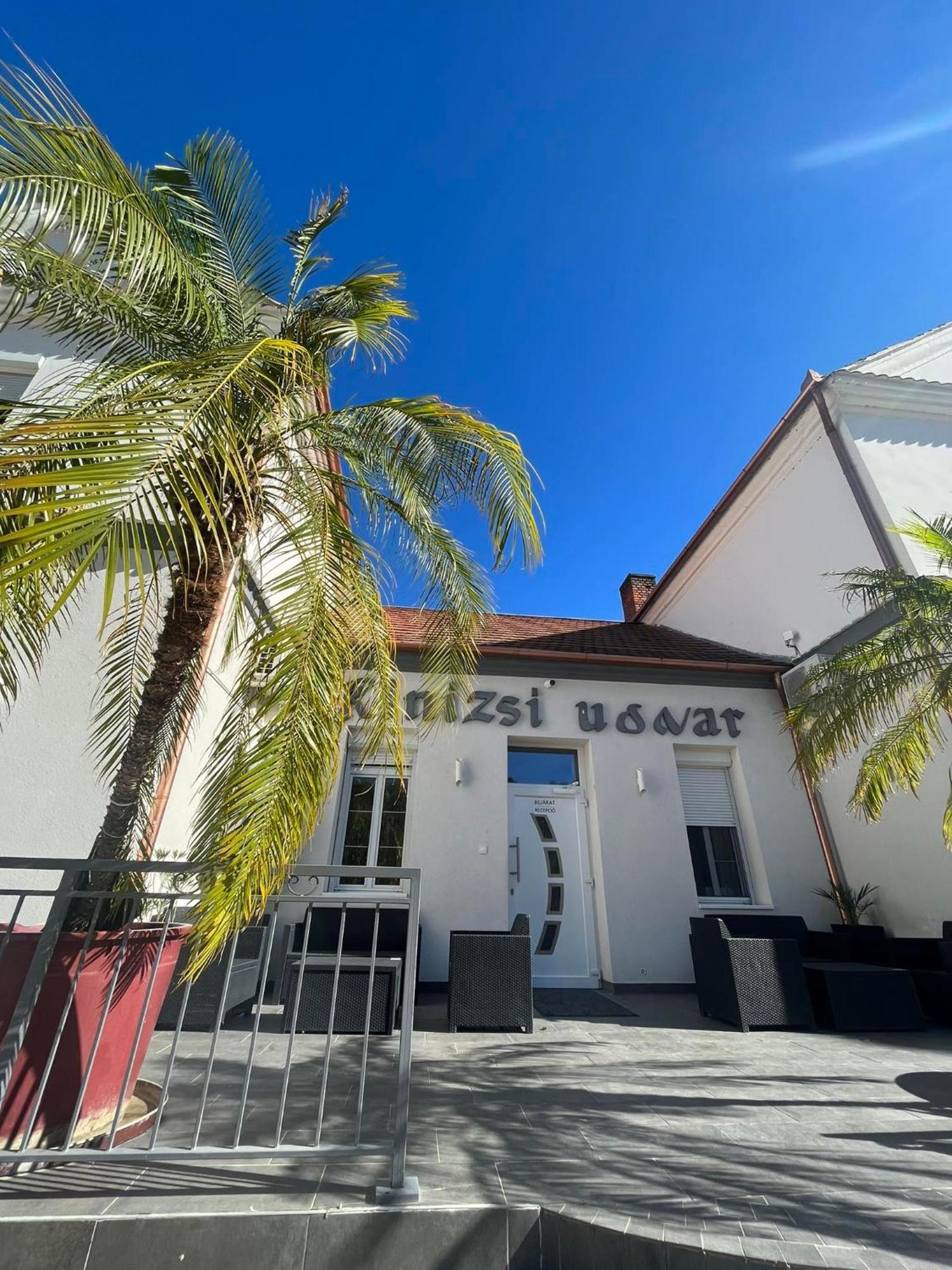 Kinizsi Udvar Apartmanhaz Balatonboglár Exterior photo
