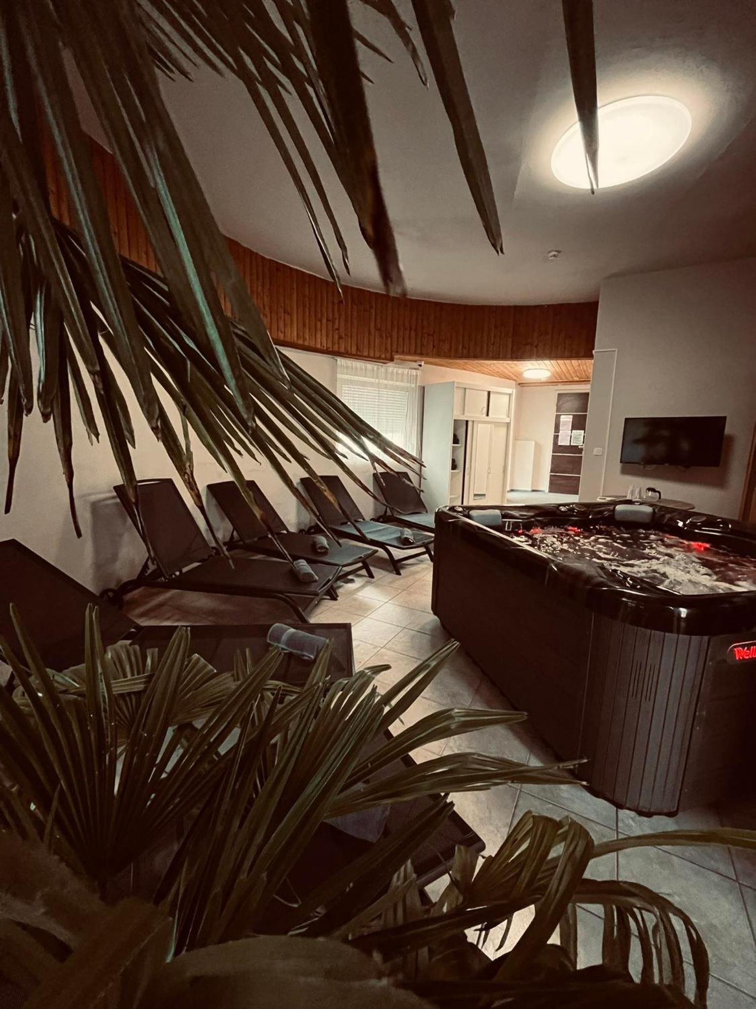 Kinizsi Udvar Apartmanhaz Balatonboglár Exterior photo